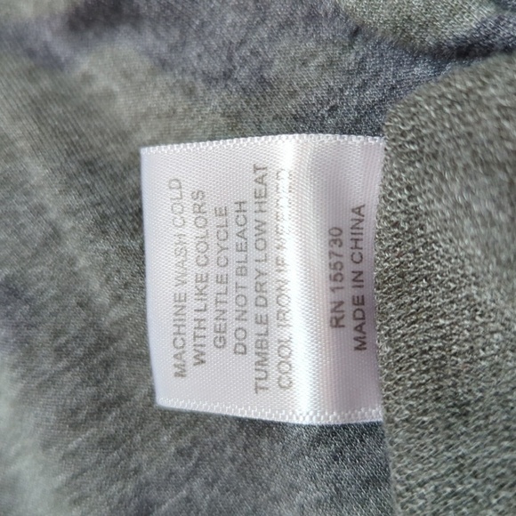 June and Delaney Women's Long Sleeve Camo Sweatshirt Size Small - Picture 6 of 7